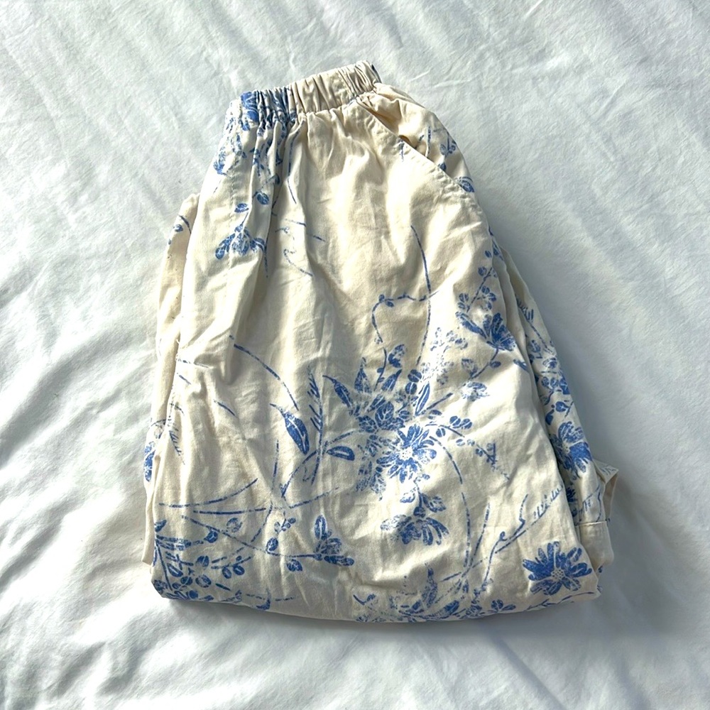 Adorable girls cream and white Zara parachute pants 🦢🩵